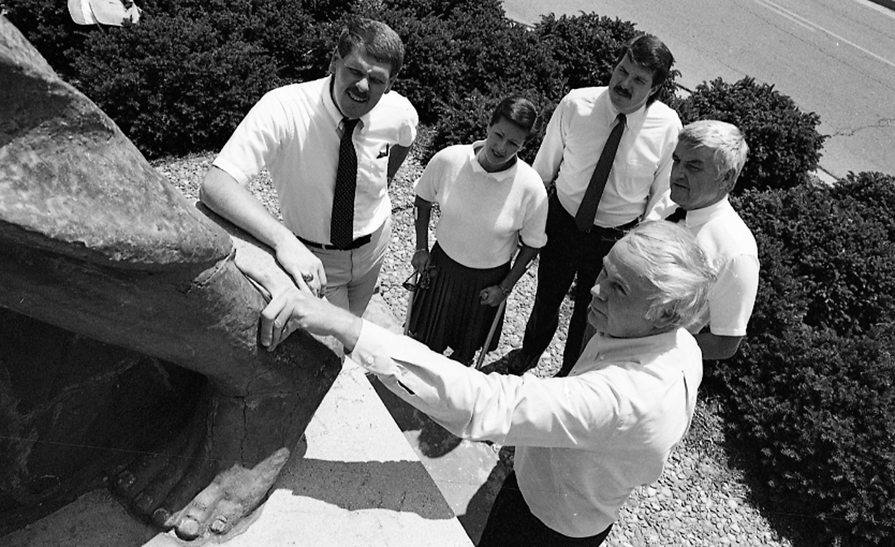 People looking at cracks on Sparty Statue, 1988