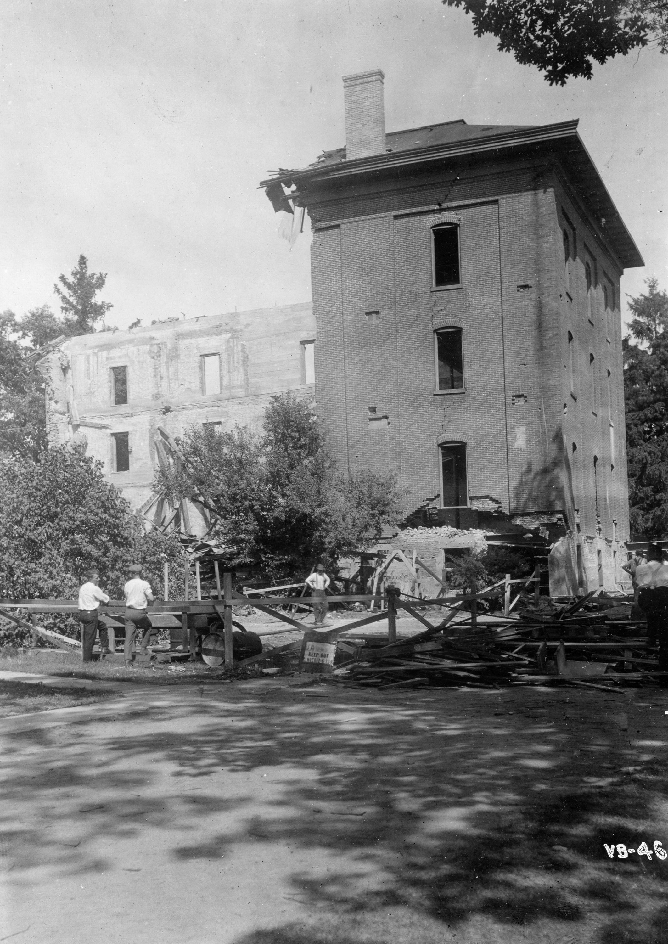 Workmen looking at College Hall, 1918