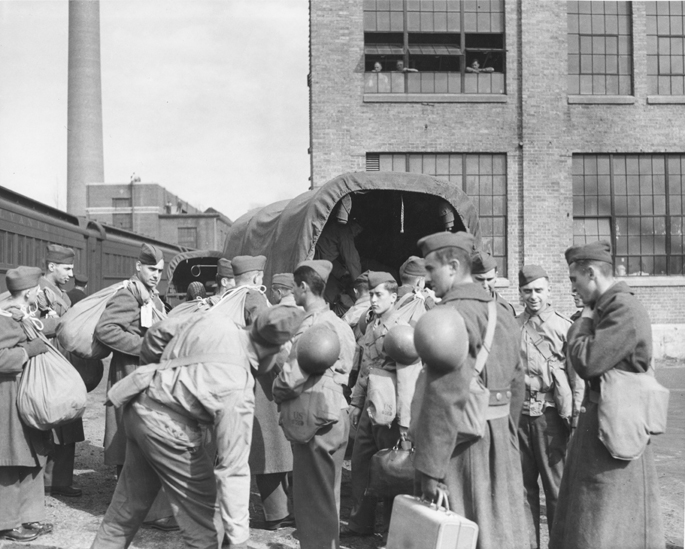 Army trainees prepare to leave, ca. 1940