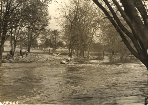 Students canoe the Red Cedar, 1917