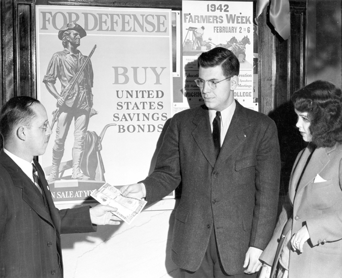 Students buy and sell savings bonds, 1942