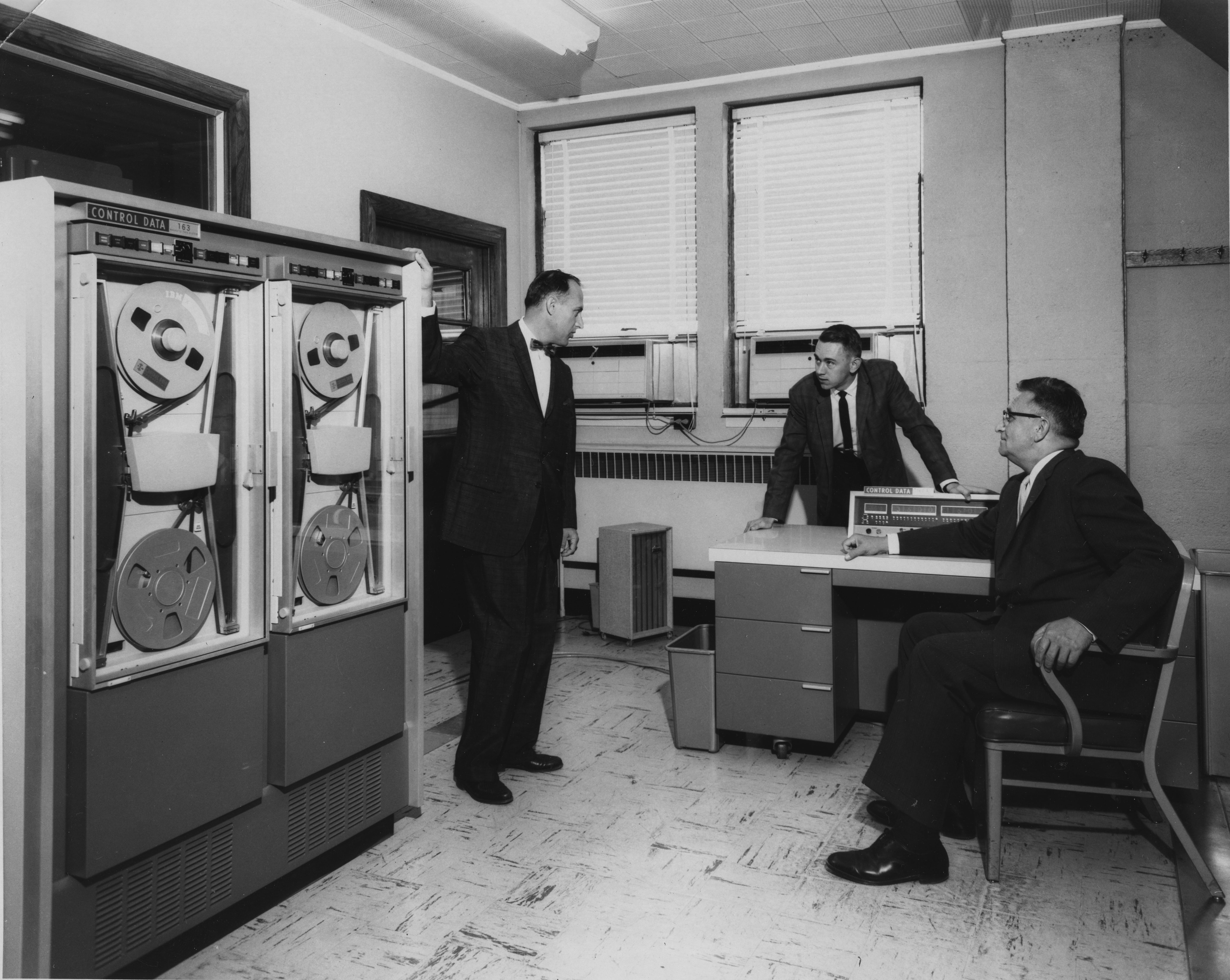 MSU engineers discuss the forerunner to the 3600 computer, date unknown