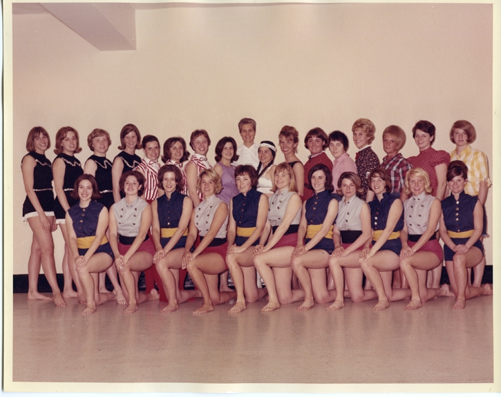 28 members posing in a group photo